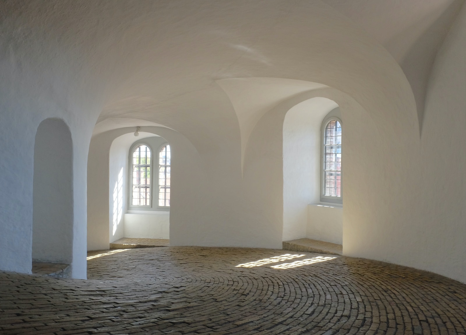 Photo par manu schwendener brown brick floor and white wall paint