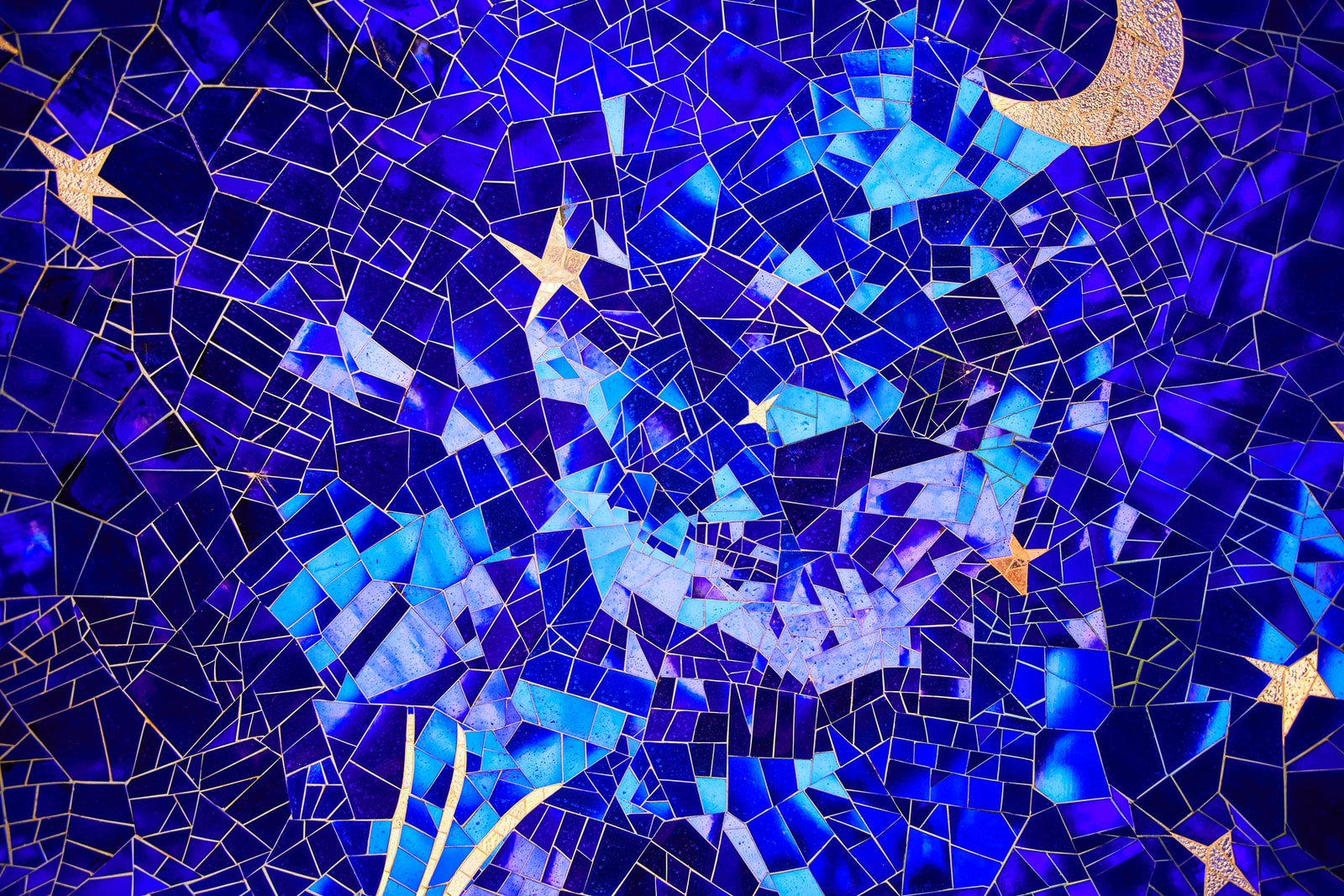 Photo par Patrick Fore yellow blue and red abstract art
